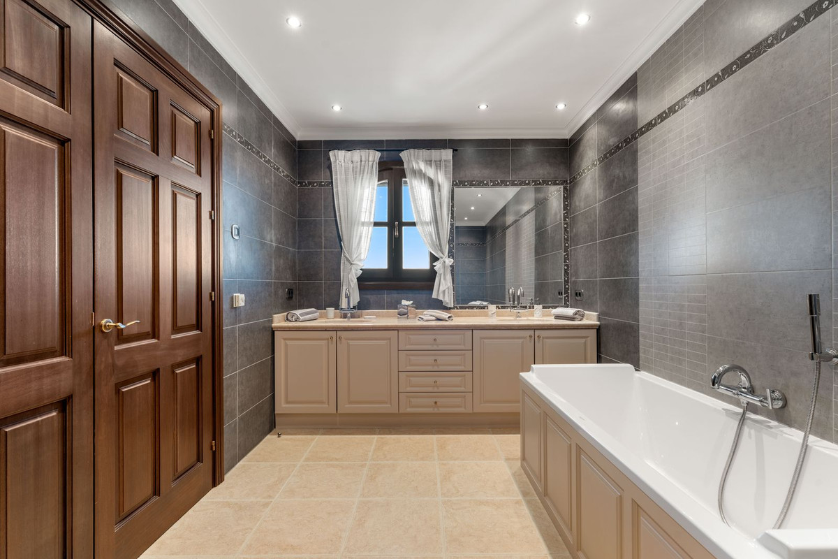 Huis te koop in Estepona | 5 slaapkamers H5429527
