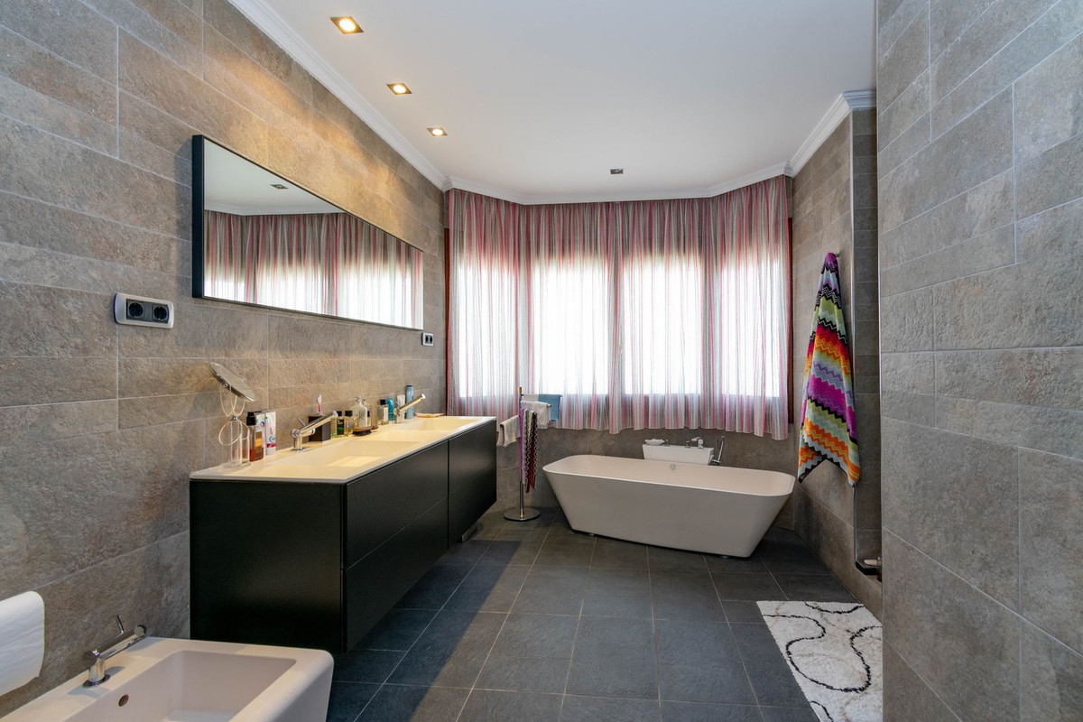 Huis te koop in Estepona | 4 slaapkamers H5437156
