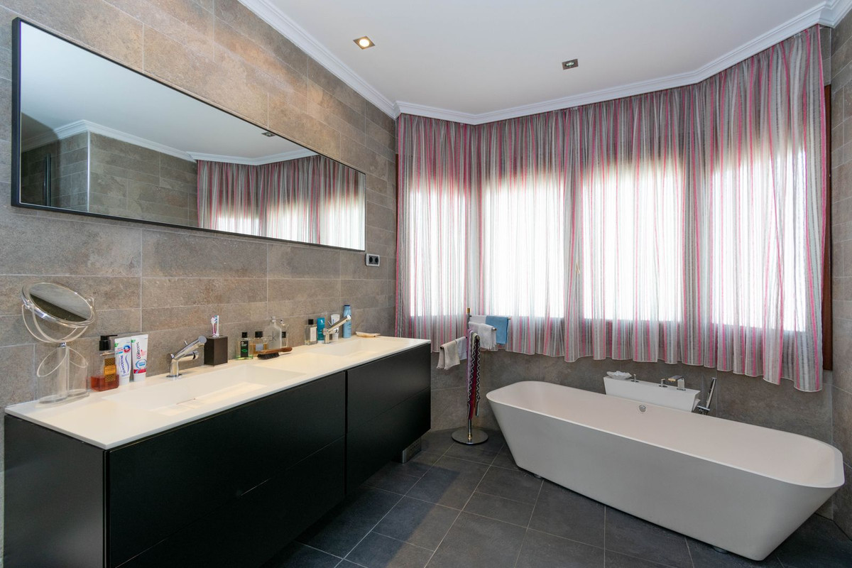 Huis te koop in Estepona | 4 slaapkamers H5437156