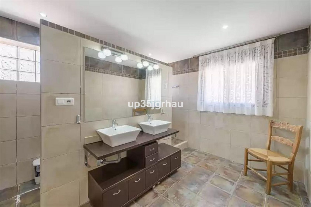 Huis te koop in Estepona | 6 slaapkamers H5444008
