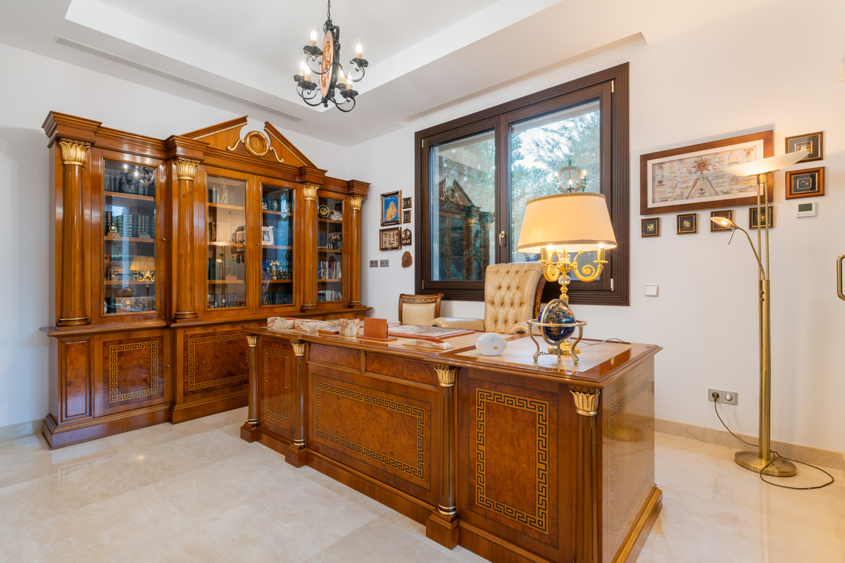 Huis te koop in Estepona | 7 slaapkamers H5444944