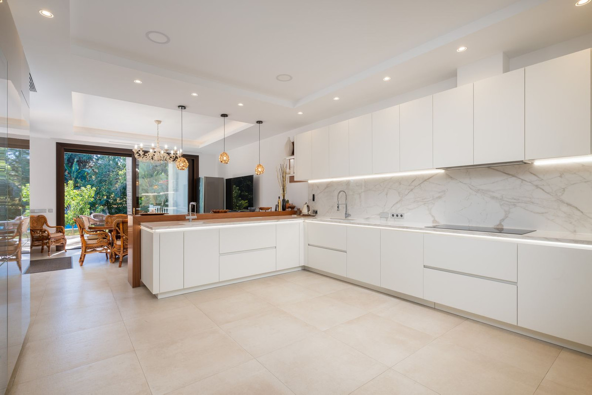 Huis te koop in Estepona | 7 slaapkamers H5446609