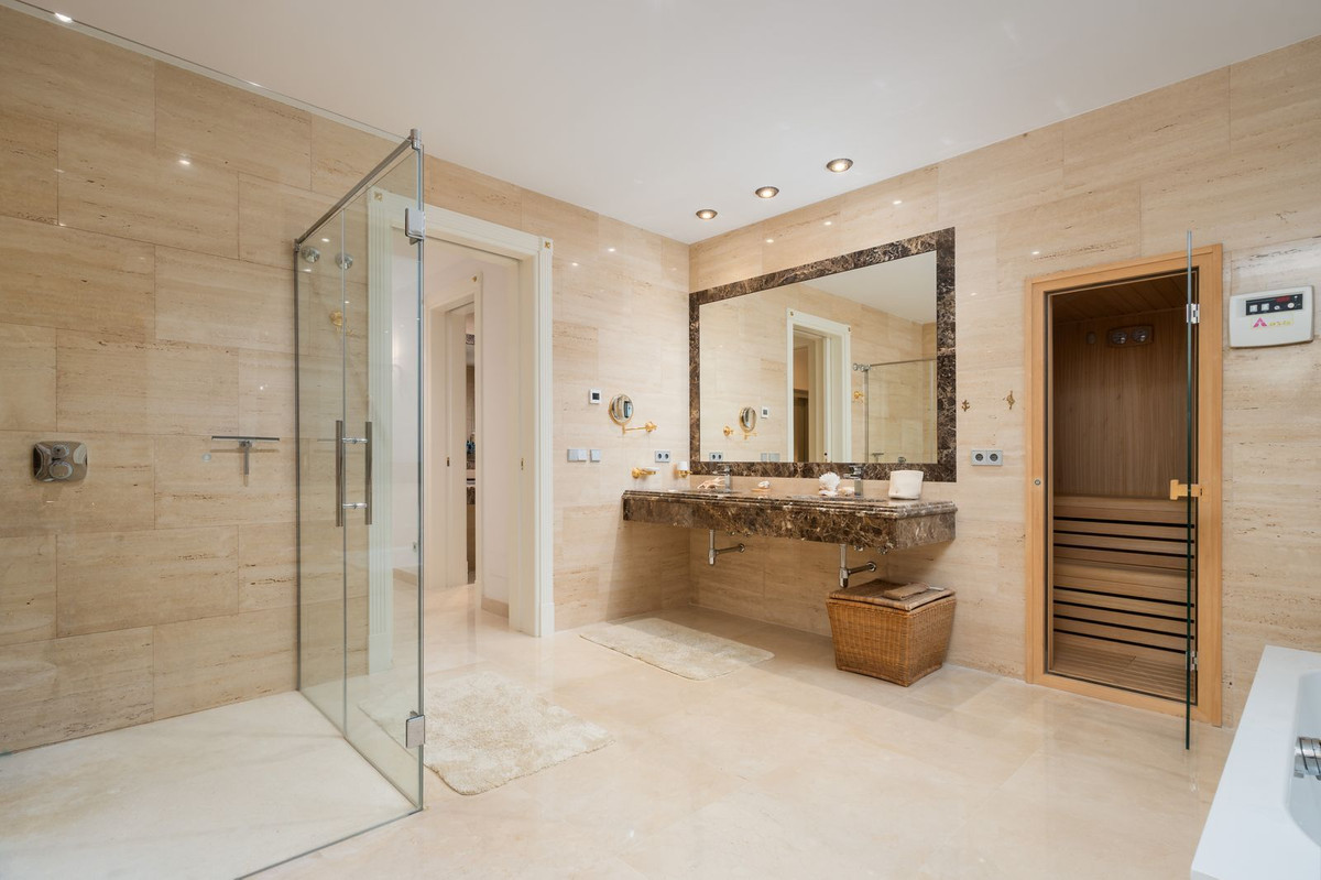 Huis te koop in Estepona | 7 slaapkamers H5446609