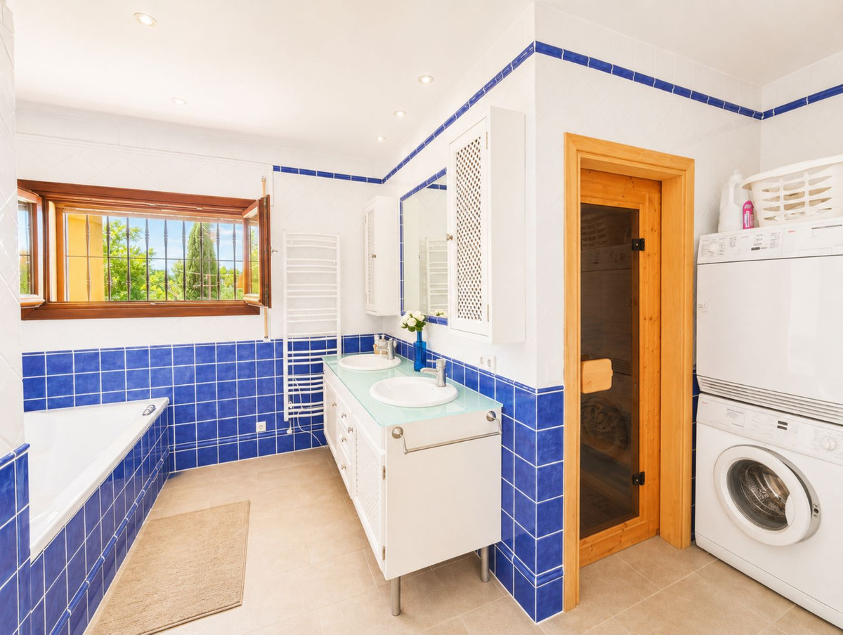 Huis te koop in Estepona | 6 slaapkamers H5459224