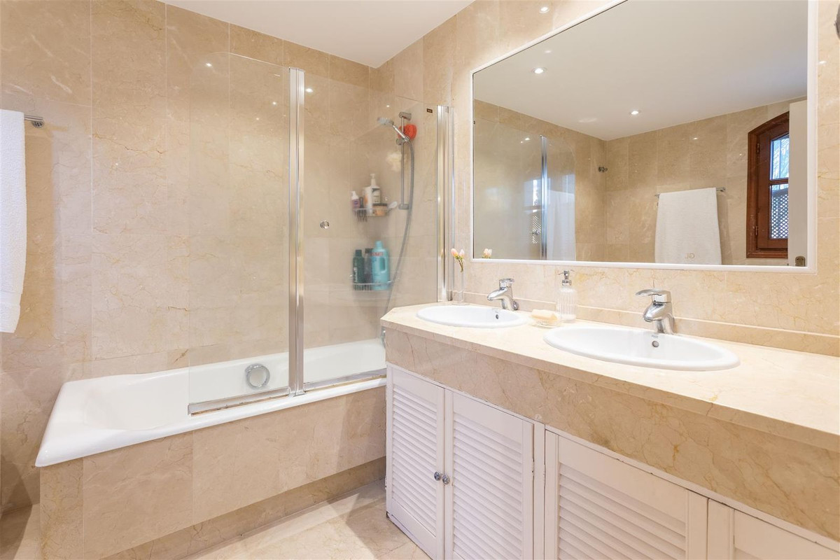 Huis te koop in Guadalmina Alta | 5 slaapkamers H5320693