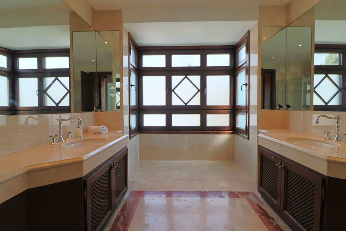 Huis te koop in Guadalmina Alta | 5 slaapkamers H5346997