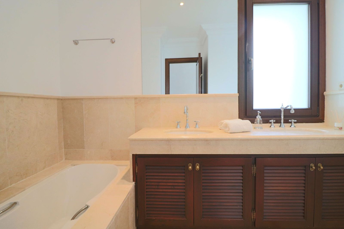 Huis te koop in Guadalmina Alta | 5 slaapkamers H5346997