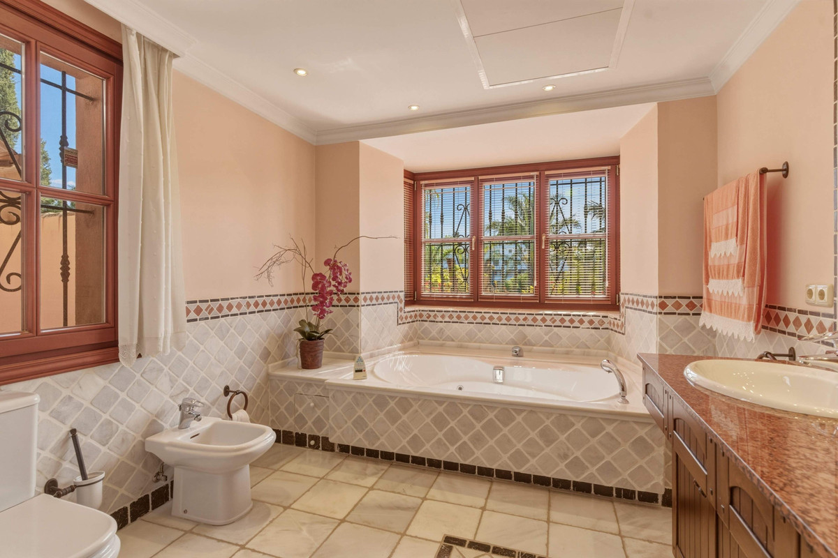 Huis te koop in Guadalmina Alta | 6 slaapkamers H5384119