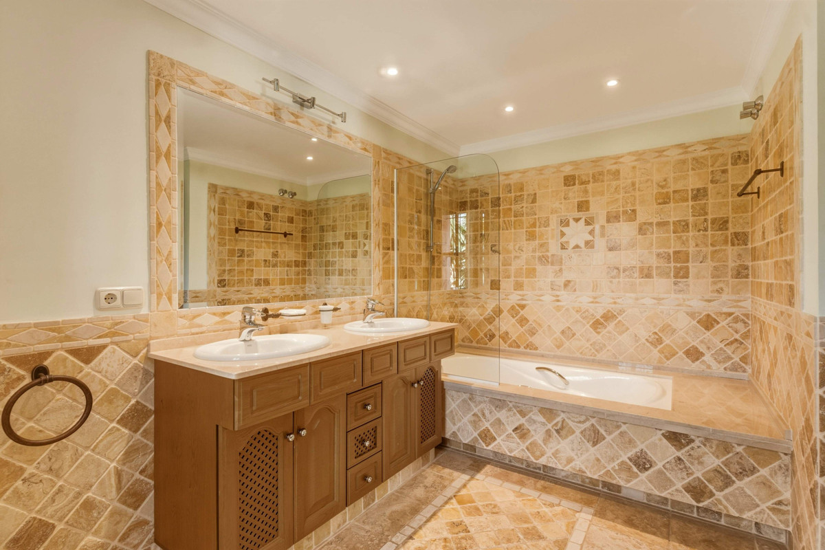 Huis te koop in Guadalmina Alta | 6 slaapkamers H5384119