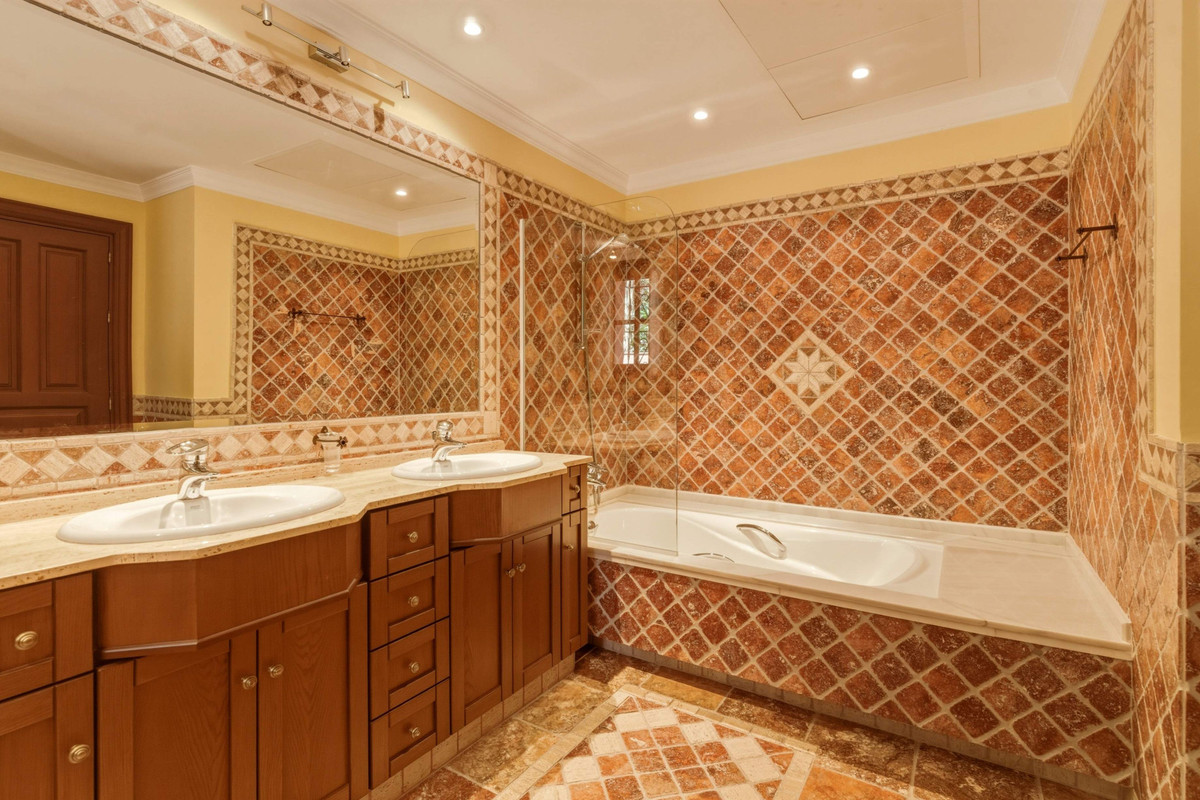 Huis te koop in Guadalmina Alta | 6 slaapkamers H5384119