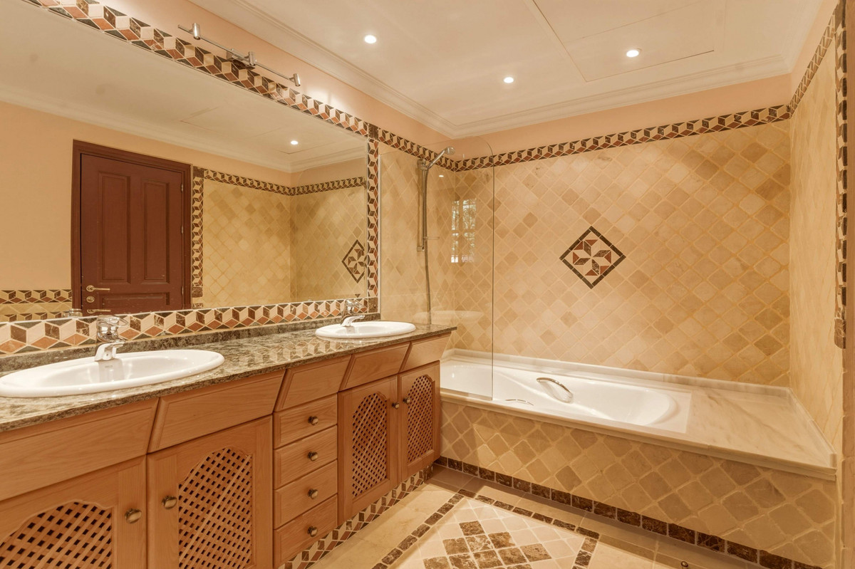 Huis te koop in Guadalmina Alta | 6 slaapkamers H5384119
