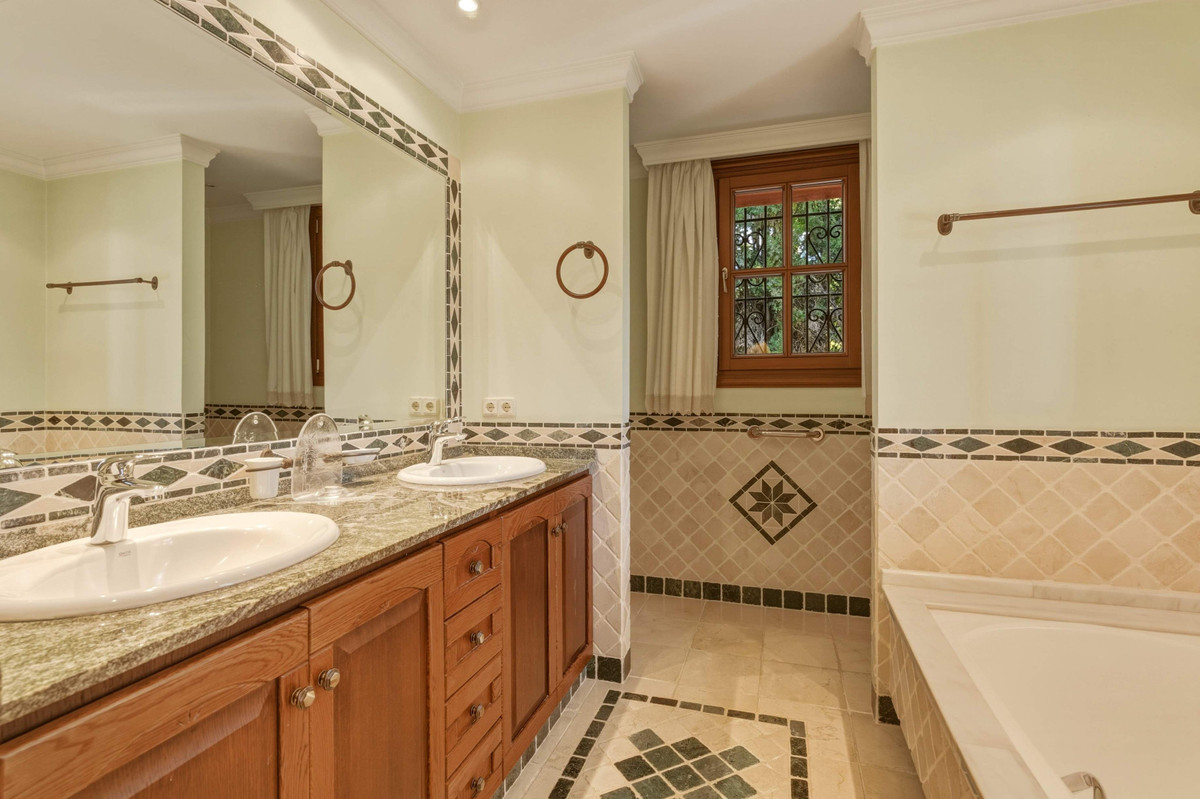 Huis te koop in Guadalmina Alta | 6 slaapkamers H5384119