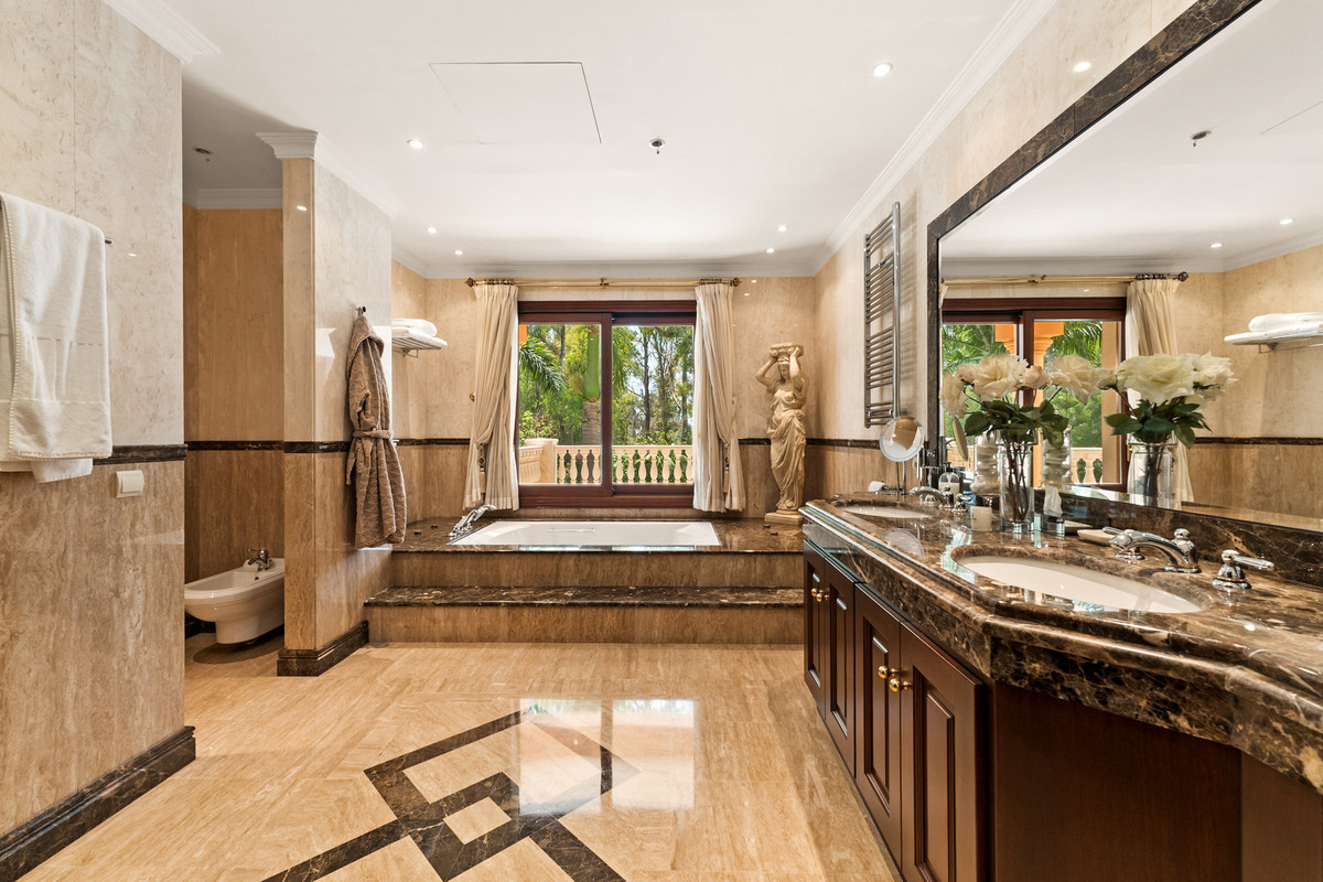 Huis te koop in Guadalmina Baja | 8 slaapkamers H5368981
