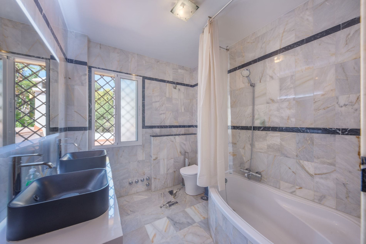 Huis te koop in Hacienda Las Chapas | 10 slaapkamers H4731685