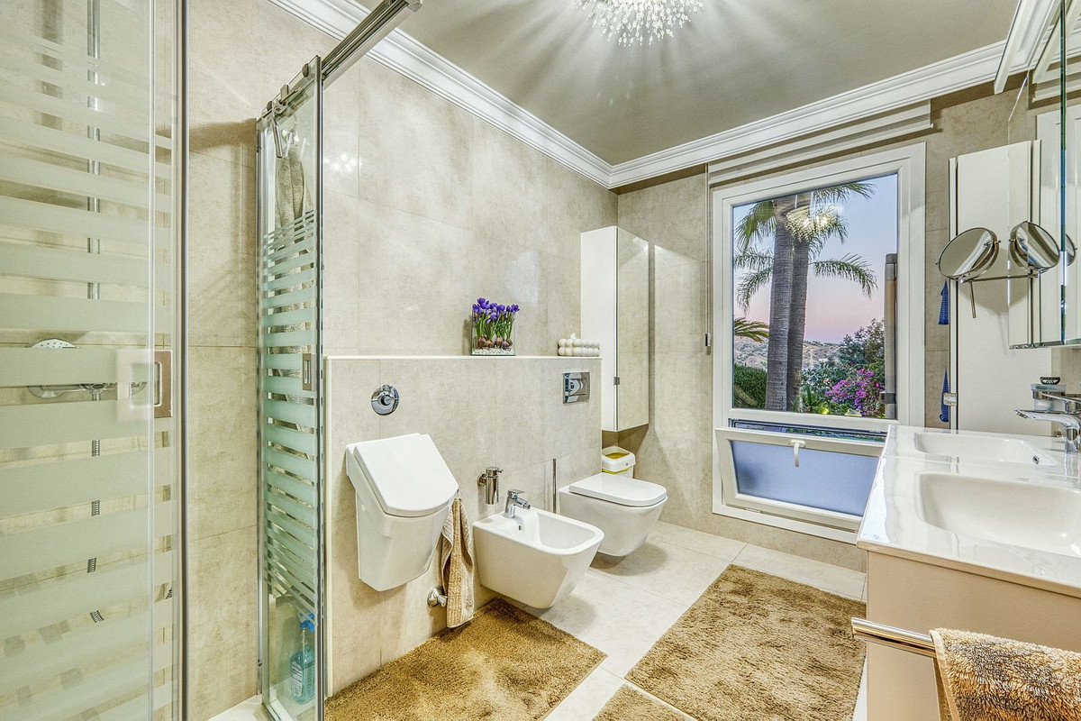 Huis te koop in Hacienda Las Chapas | 6 slaapkamers H5226580