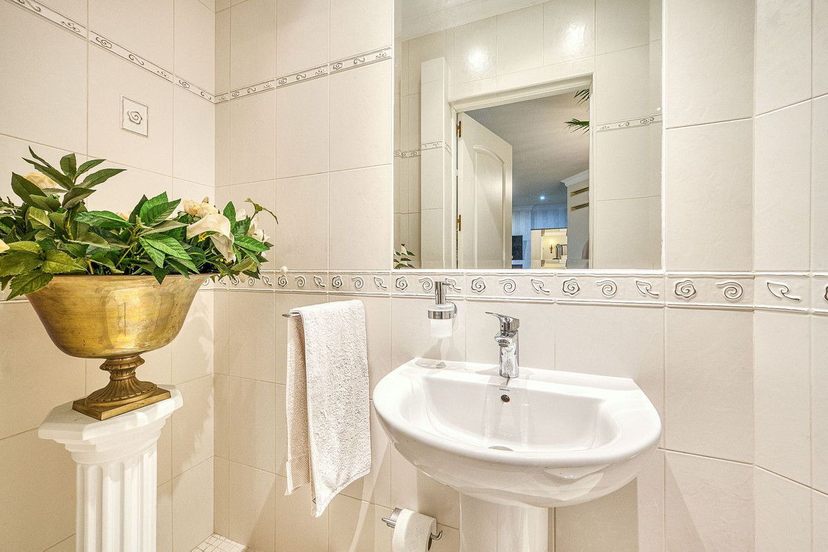Huis te koop in Hacienda Las Chapas | 6 slaapkamers H5226580