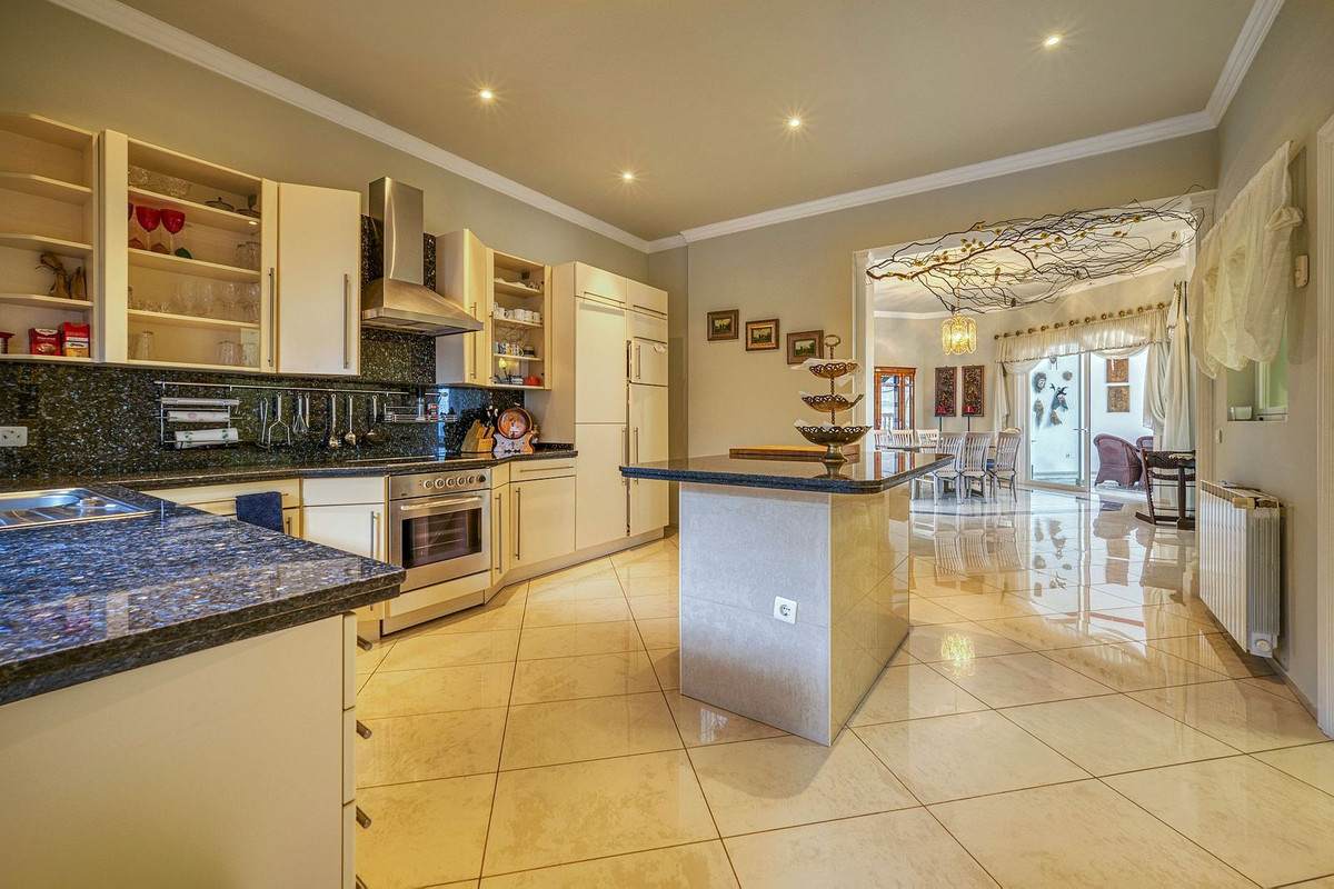 Huis te koop in Hacienda Las Chapas | 6 slaapkamers H5226580