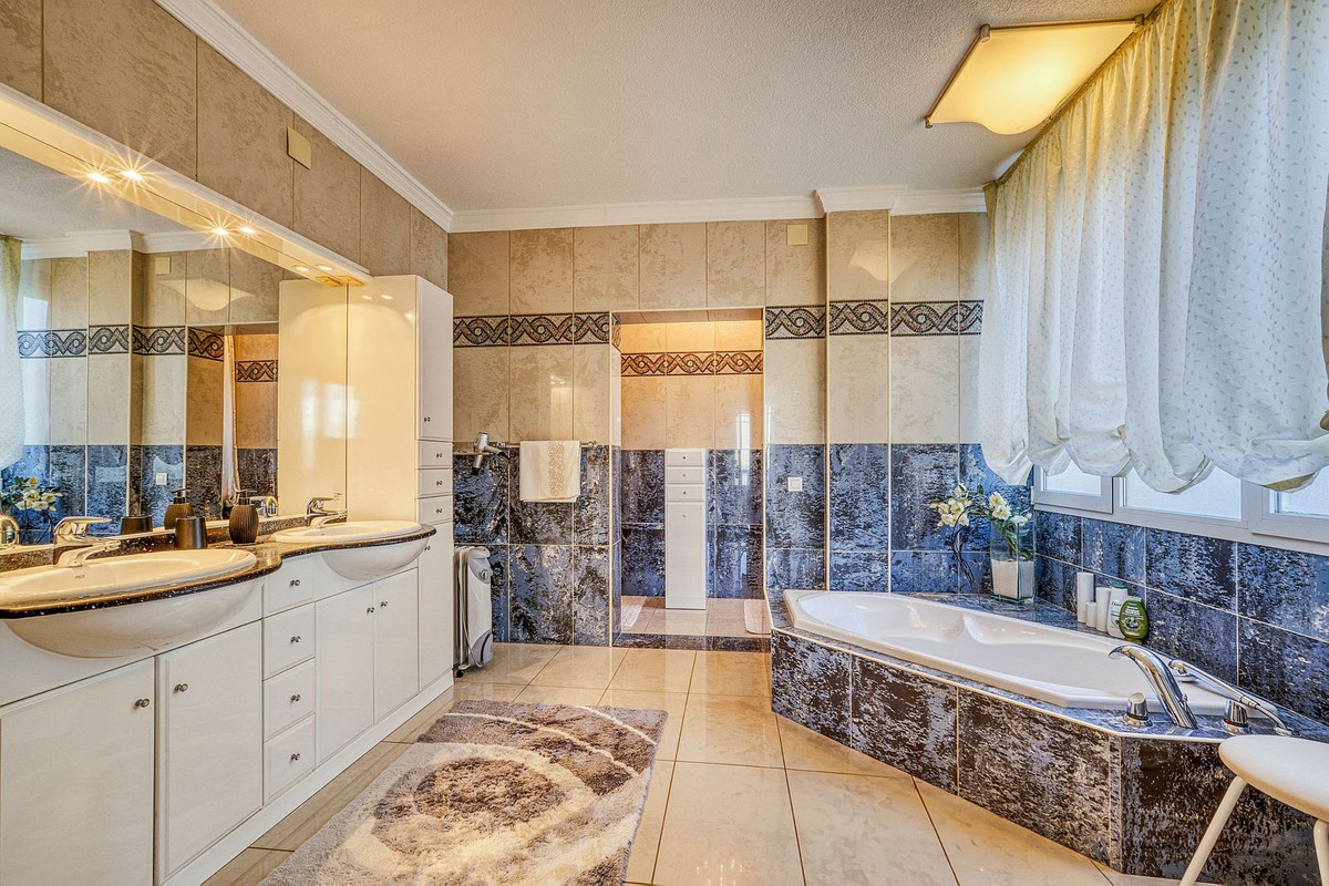 Huis te koop in Hacienda Las Chapas | 6 slaapkamers H5226580