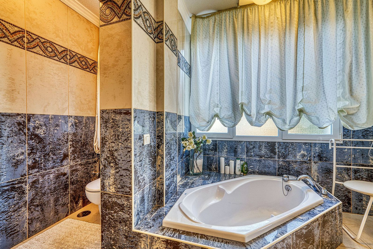 Huis te koop in Hacienda Las Chapas | 6 slaapkamers H5226580
