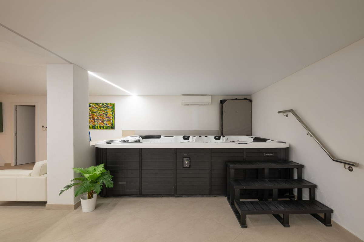 Huis te koop in Hacienda Las Chapas | 9 slaapkamers H5308135