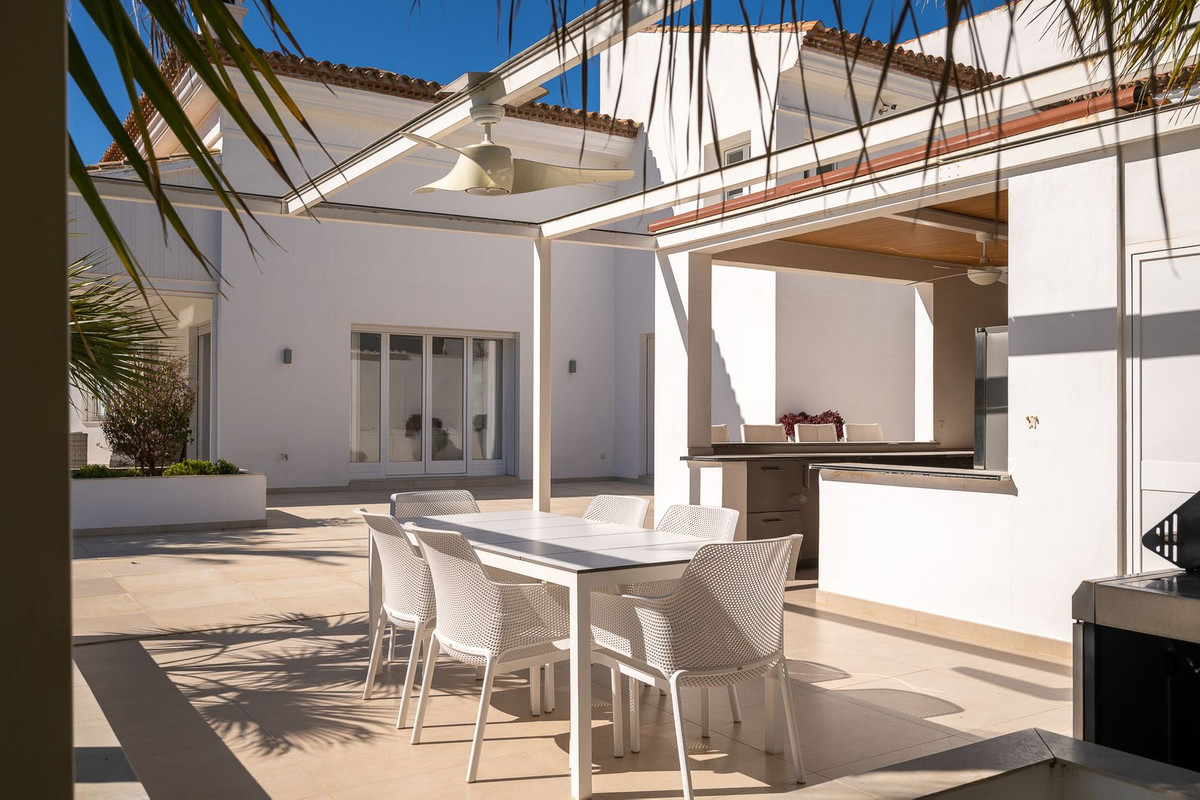 Huis te koop in Hacienda Las Chapas | 9 slaapkamers H5308135