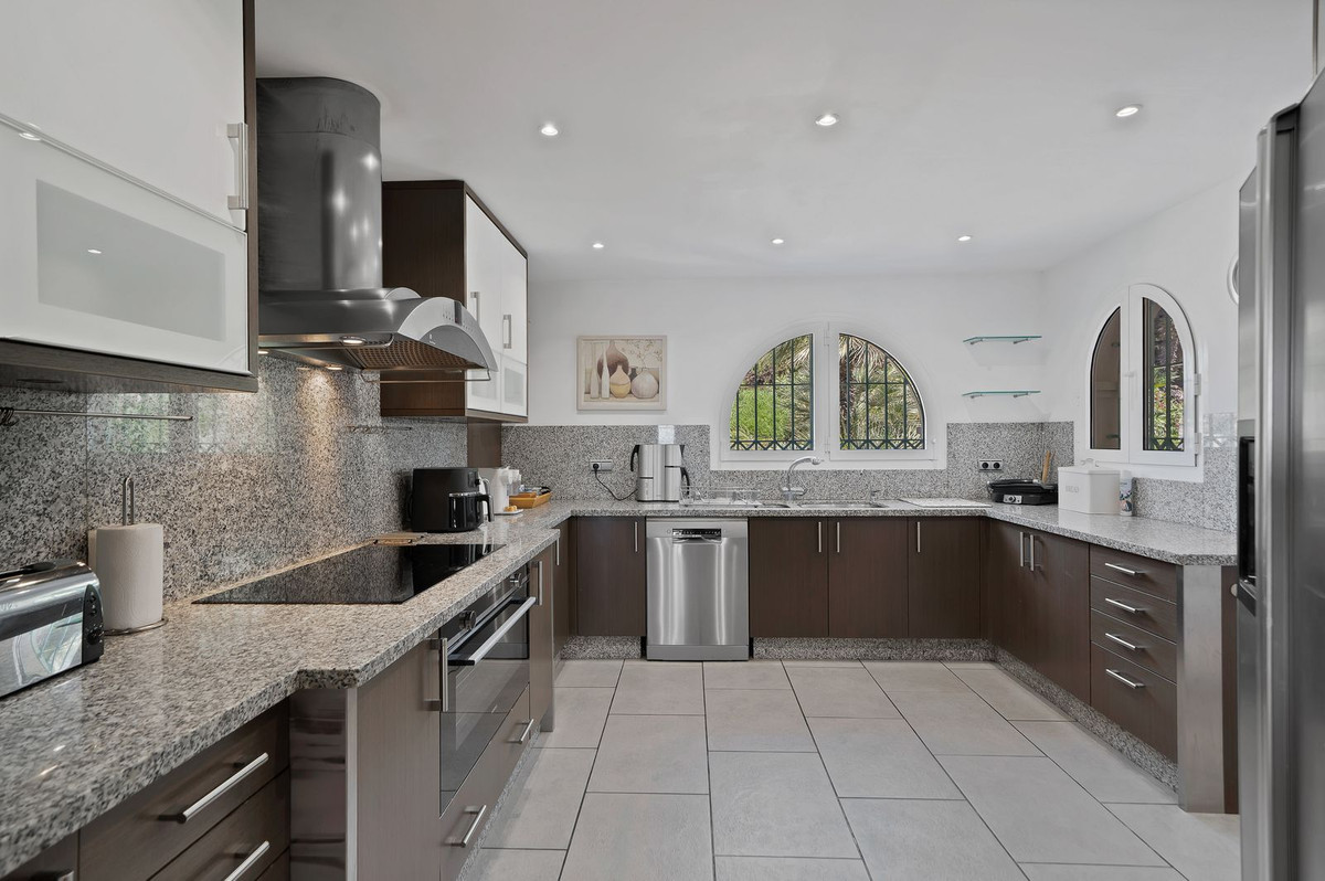 Huis te koop in Hacienda Las Chapas | 6 slaapkamers H5390014