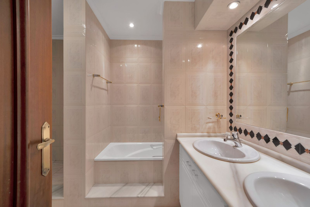 Huis te koop in Hacienda Las Chapas | 6 slaapkamers H5390014