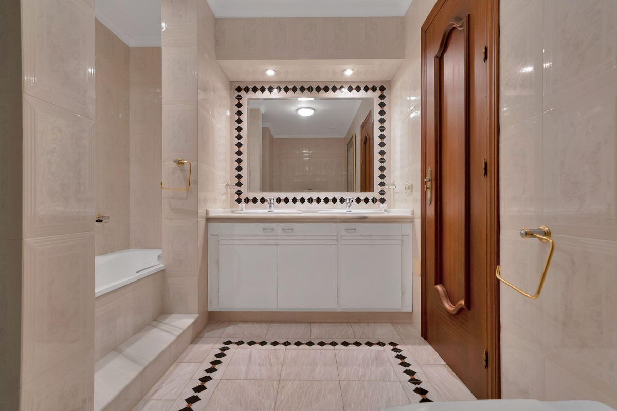 Huis te koop in Hacienda Las Chapas | 6 slaapkamers H5390014