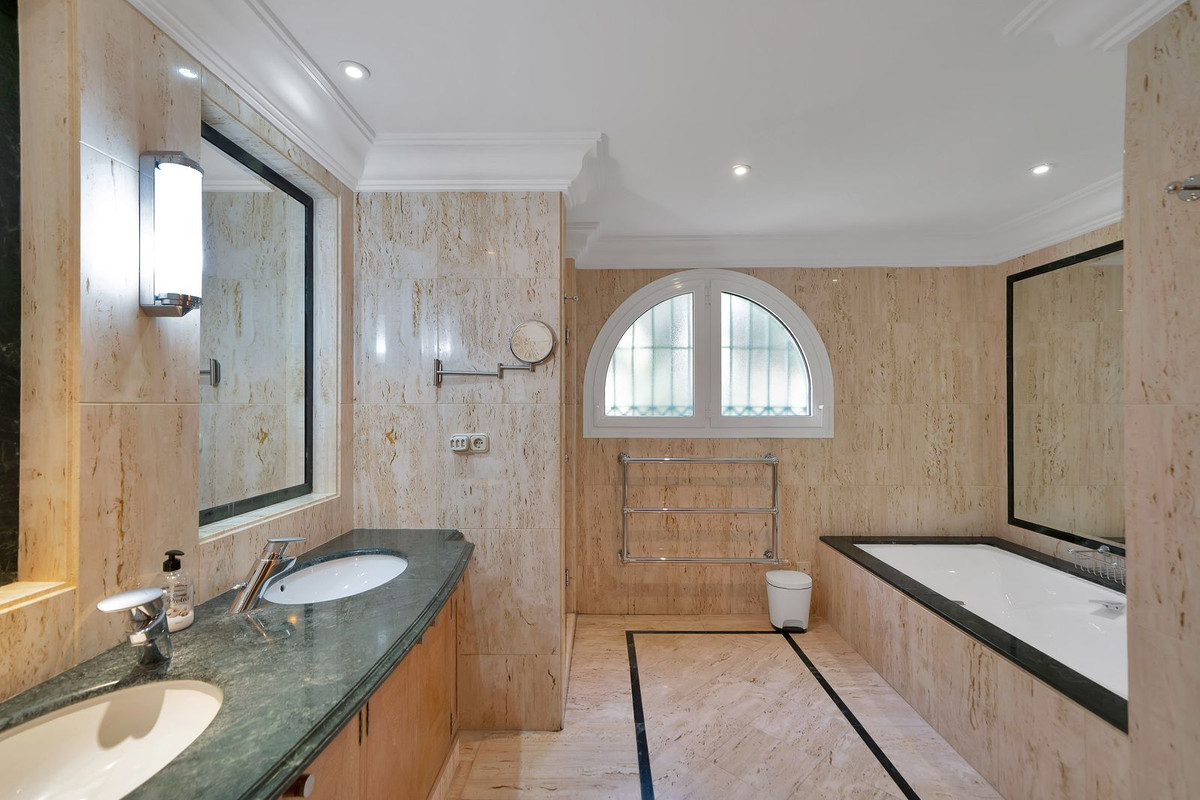 Huis te koop in Hacienda Las Chapas | 6 slaapkamers H5390014