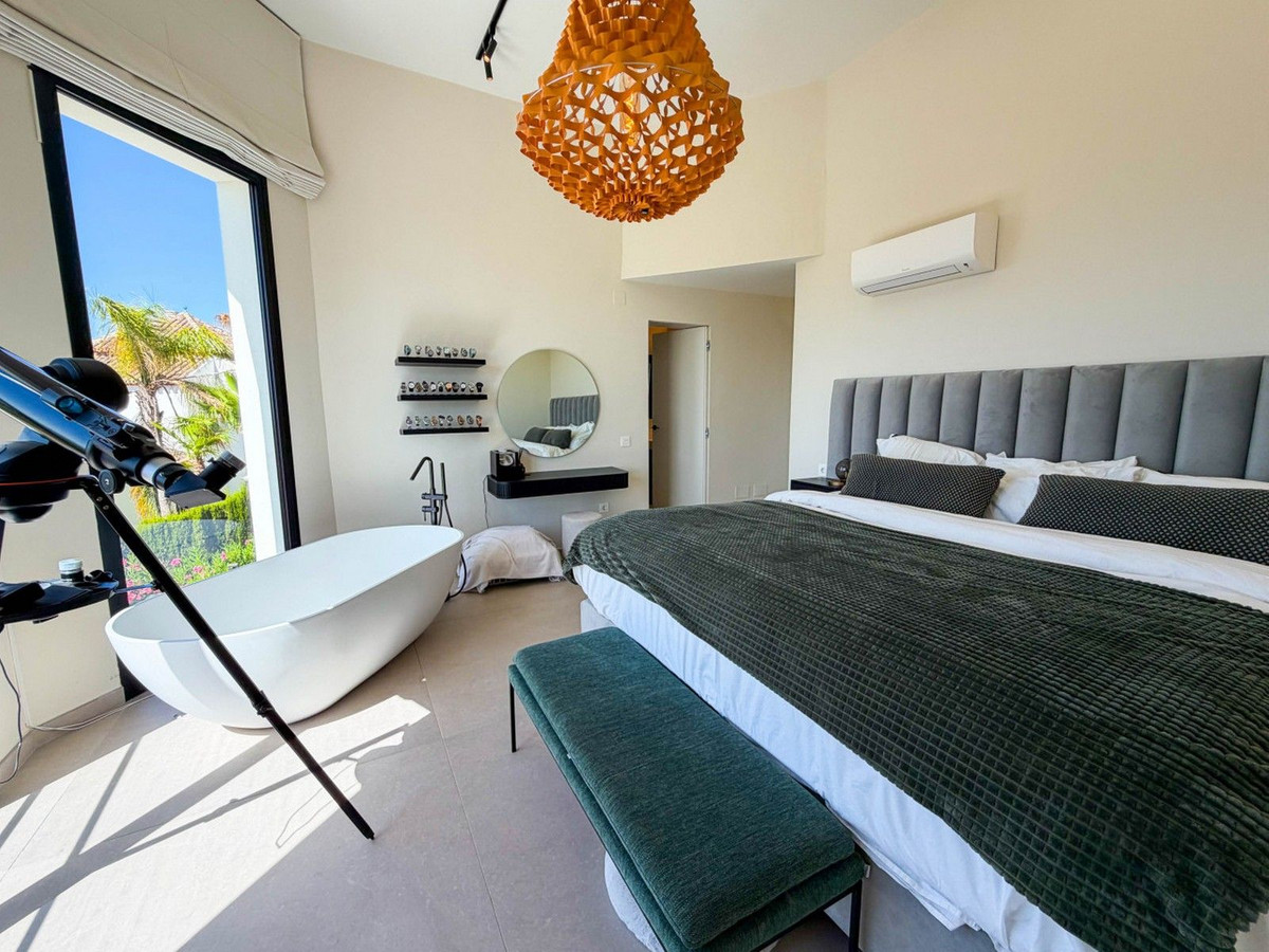 Huis te koop in Hacienda Las Chapas | 6 slaapkamers H5486548