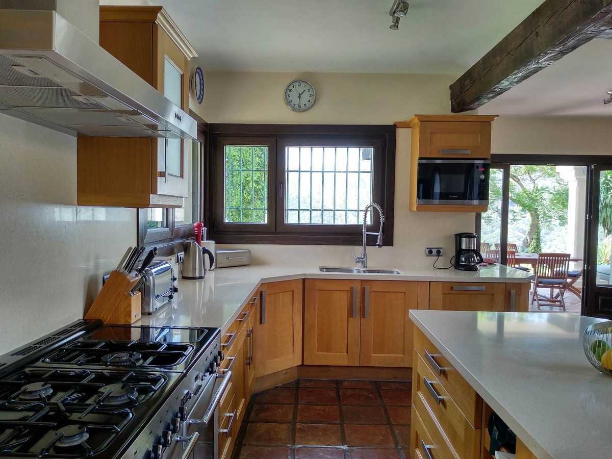 Vrijstaande Villa te koop in Istán | 6 slaapkamers H5200021