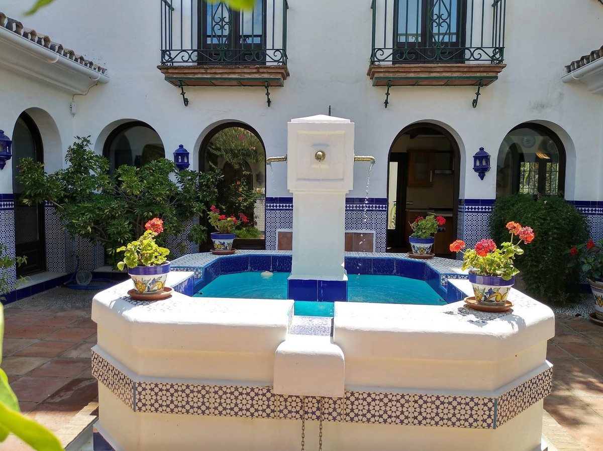 Vrijstaande Villa te koop in Istán | 6 slaapkamers H5200021