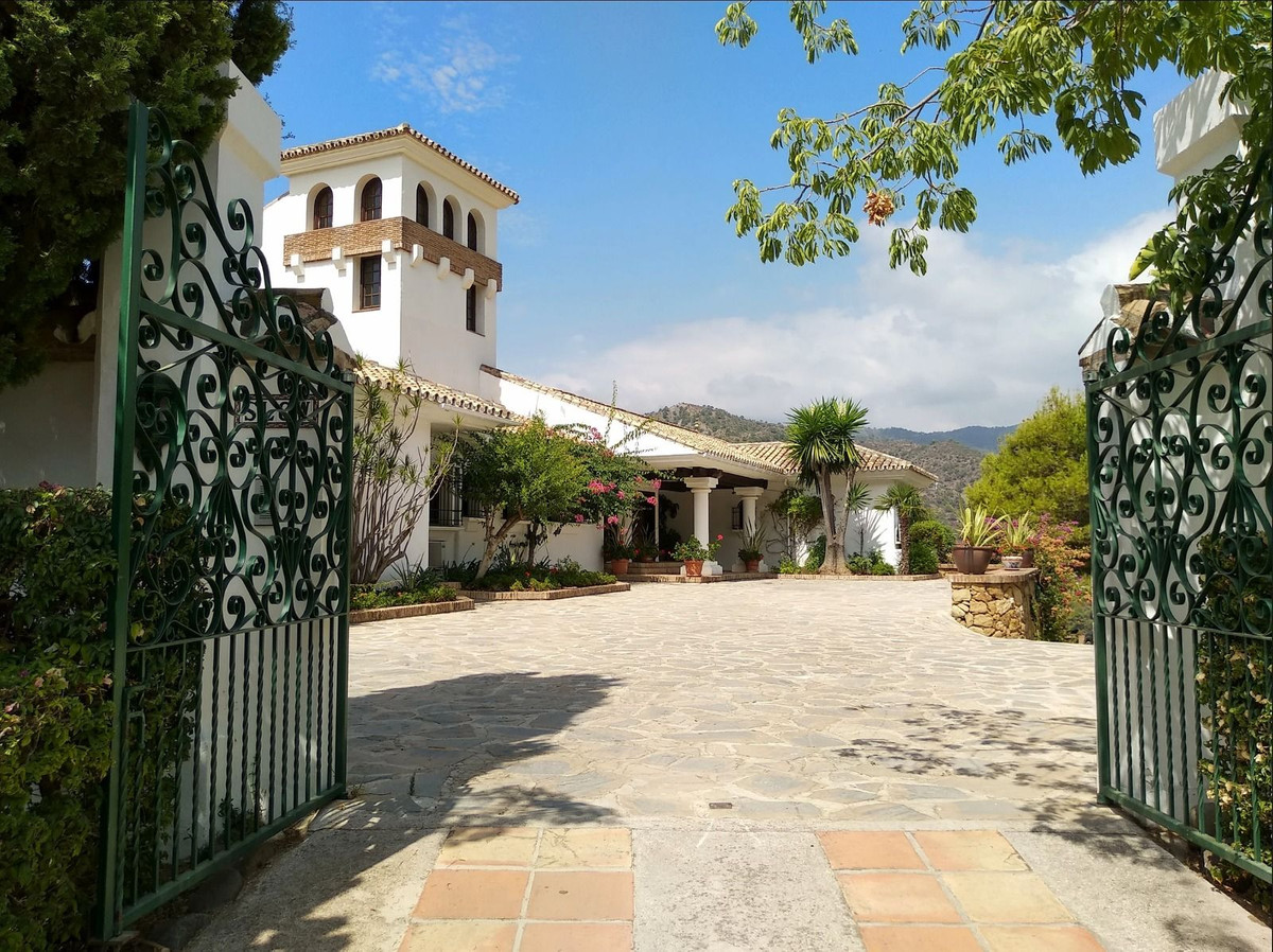 Vrijstaande Villa te koop in Istán | 6 slaapkamers H5200021