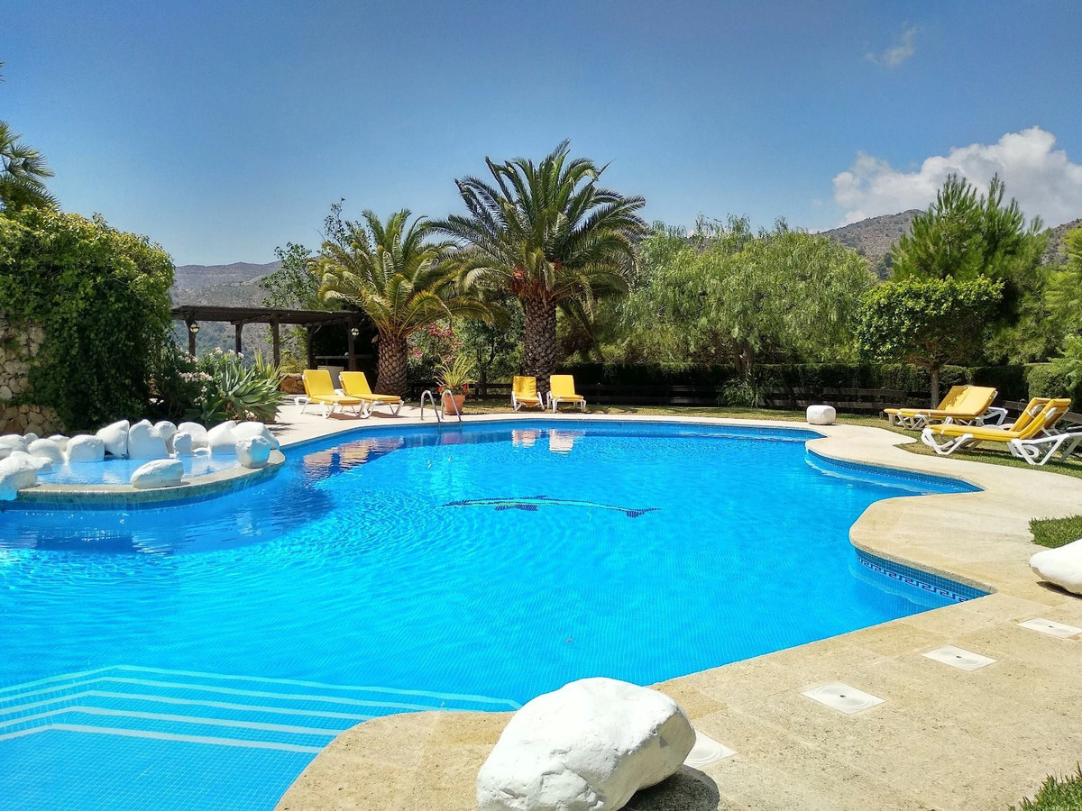 Vrijstaande Villa te koop in Istán | 6 slaapkamers H5200021