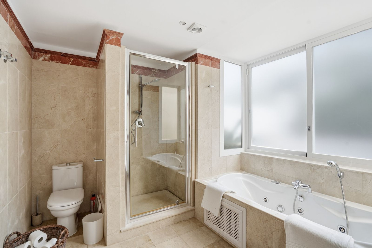 Vrijstaande Villa te koop in Istán | 4 slaapkamers H5425060