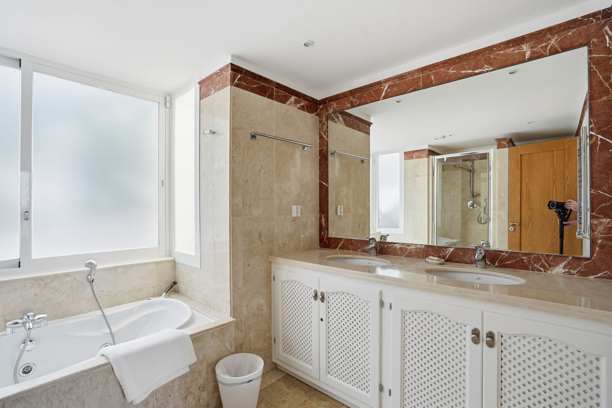 Vrijstaande Villa te koop in Istán | 4 slaapkamers H5425060