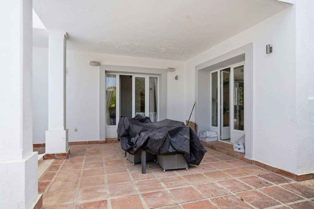 Vrijstaande Villa te koop in Istán | 4 slaapkamers H5425060