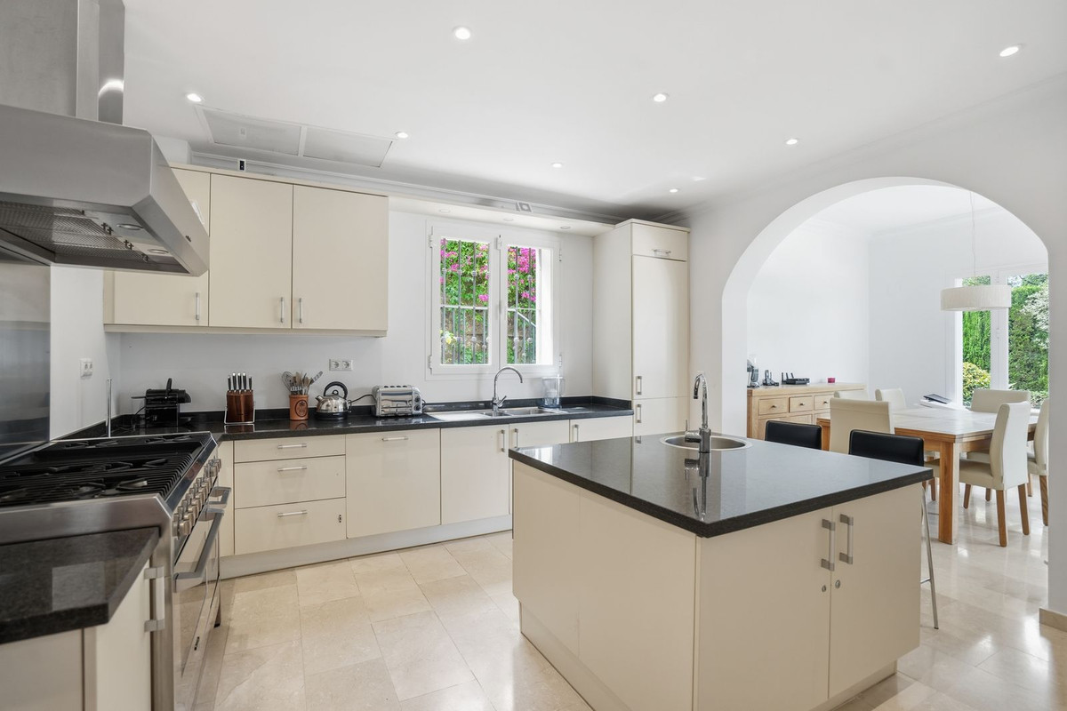 Vrijstaande Villa te koop in Istán | 4 slaapkamers H5425060