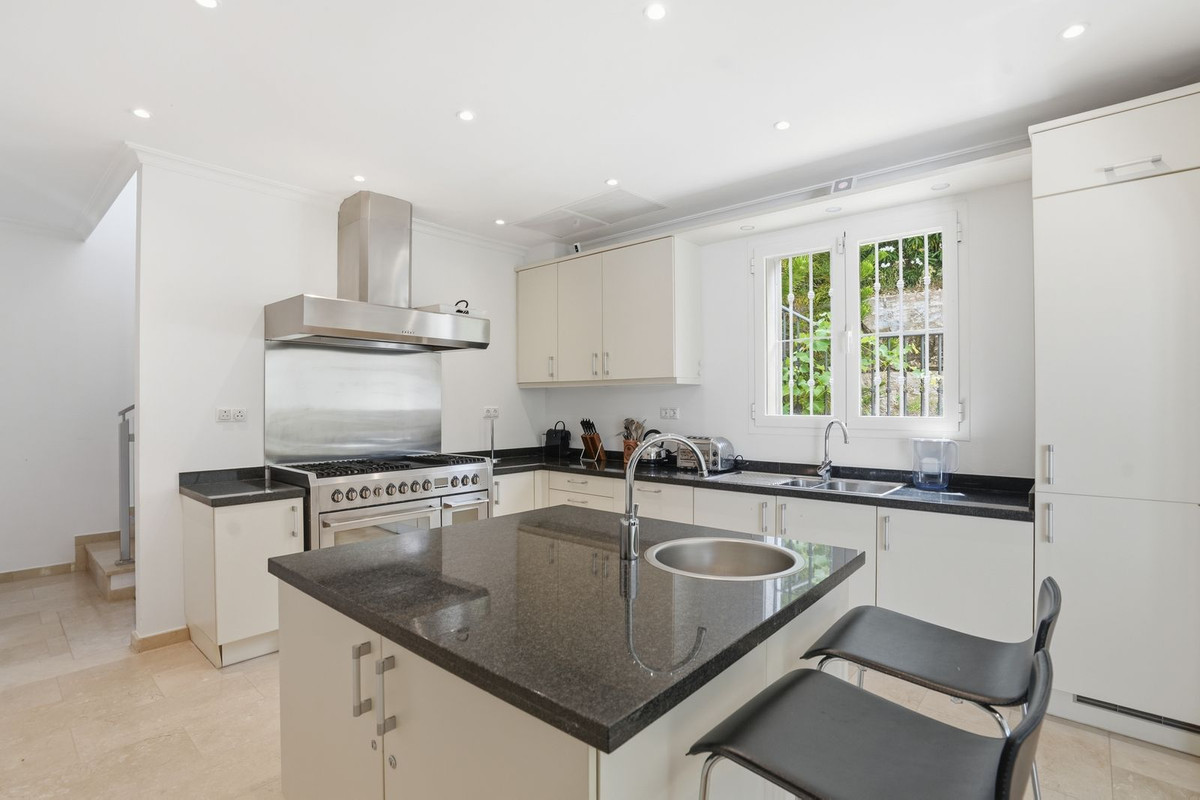 Vrijstaande Villa te koop in Istán | 4 slaapkamers H5425060