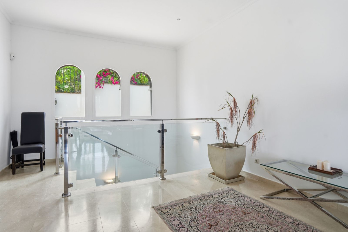 Vrijstaande Villa te koop in Istán | 4 slaapkamers H5425060