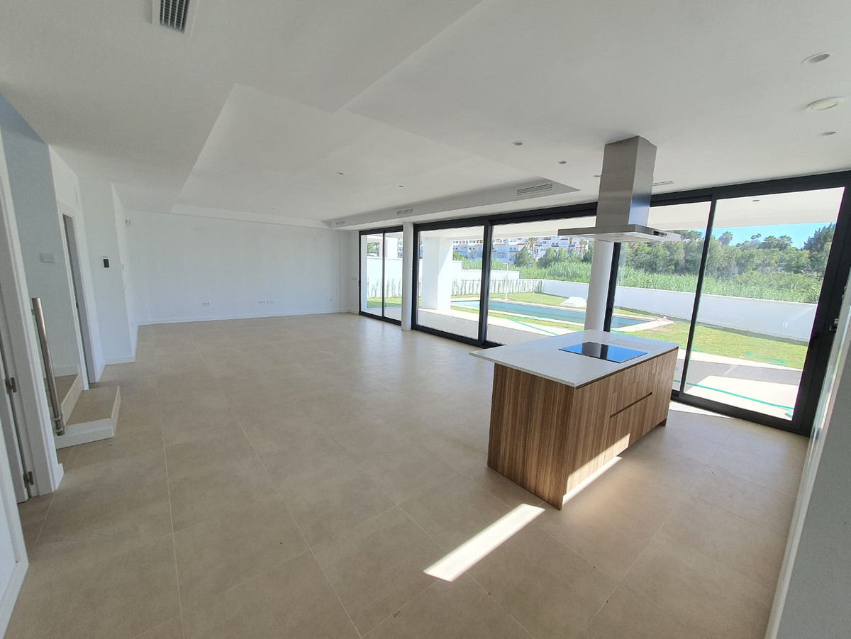 Nieuwbouw in La Duquesa-18