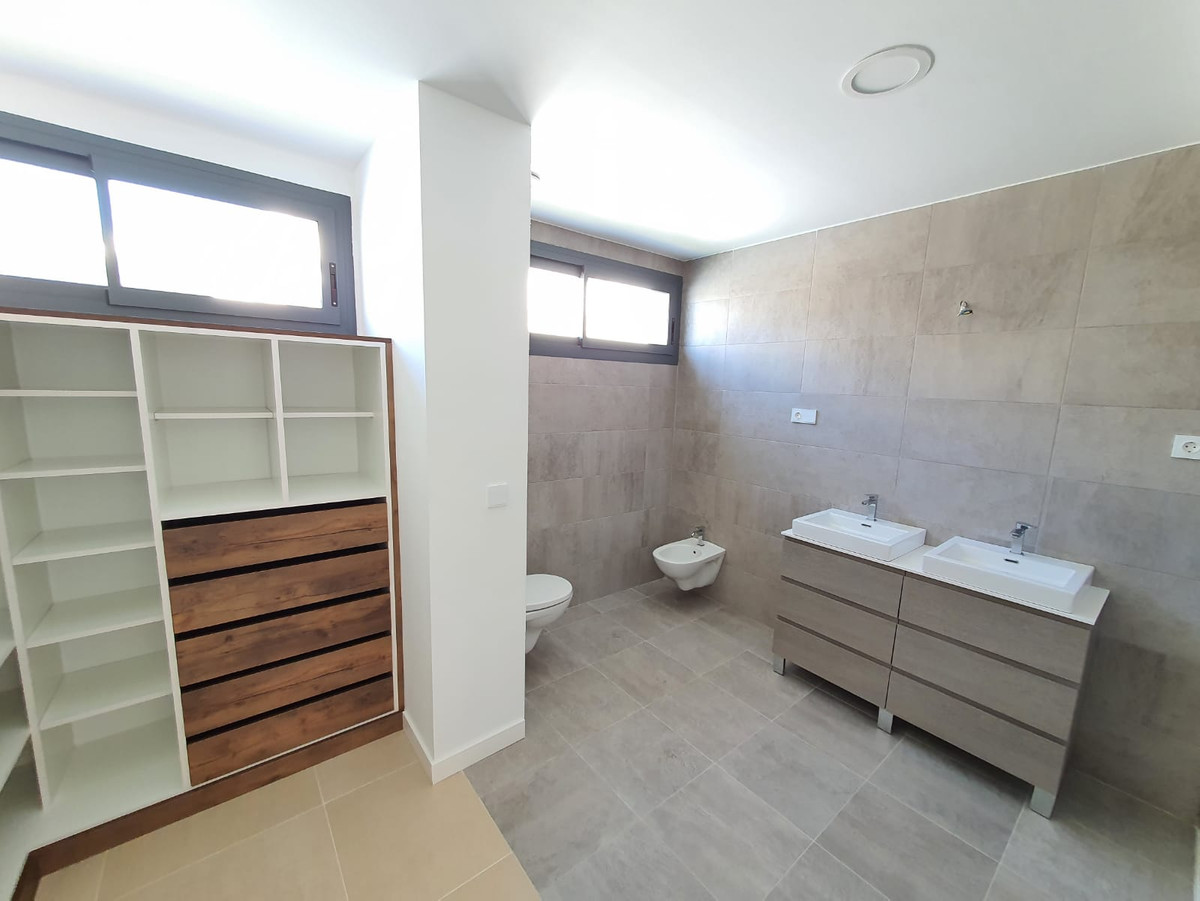 Nieuwbouw in La Duquesa-22