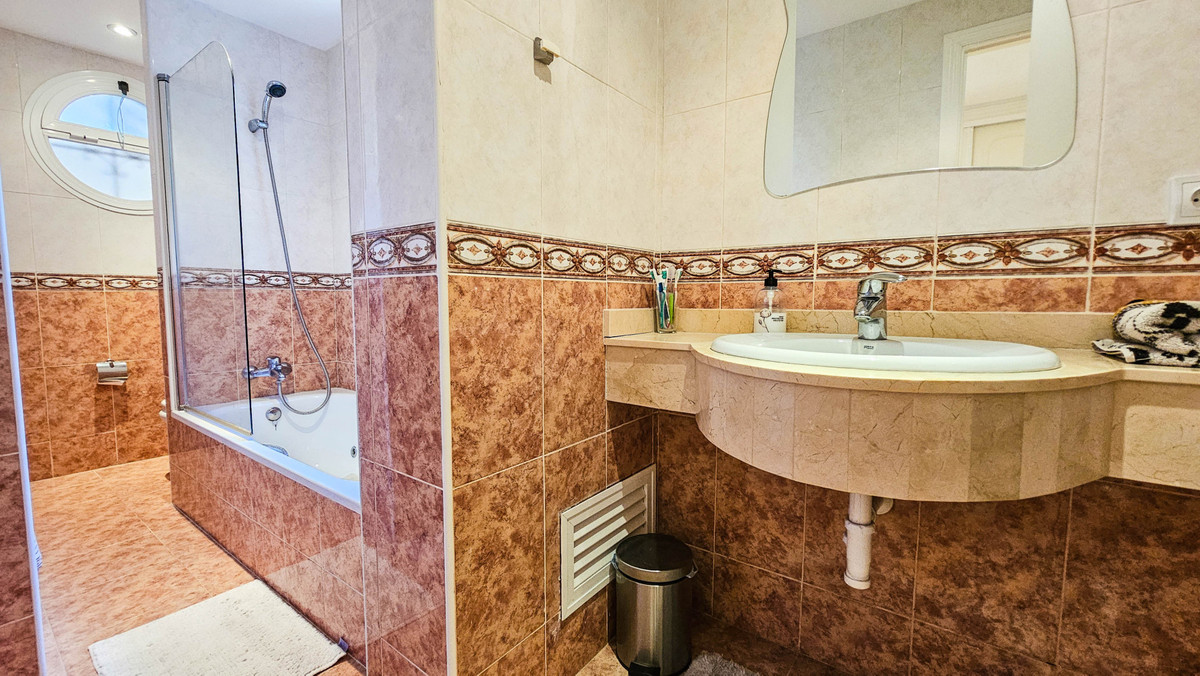 Geschakelde Woning in La Duquesa-17