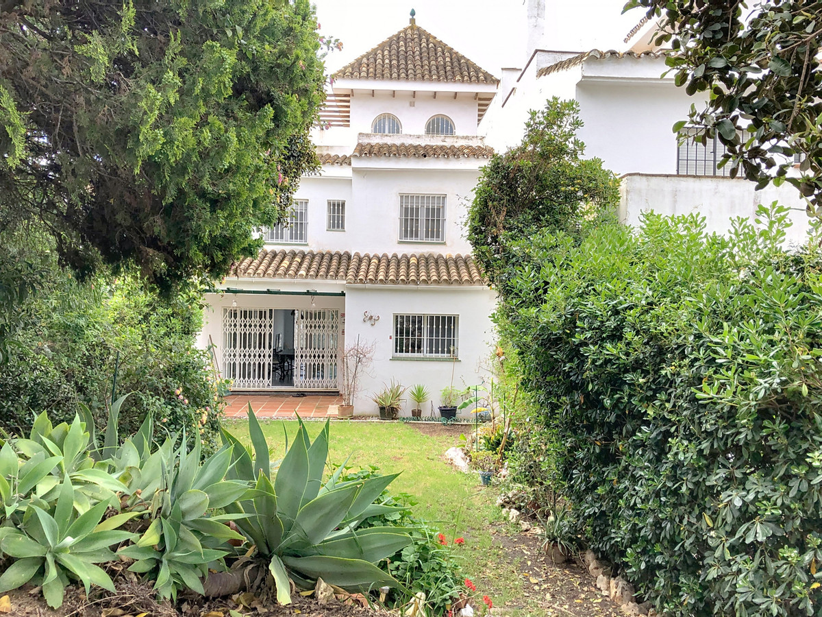 Geschakelde Woning in La Duquesa-1