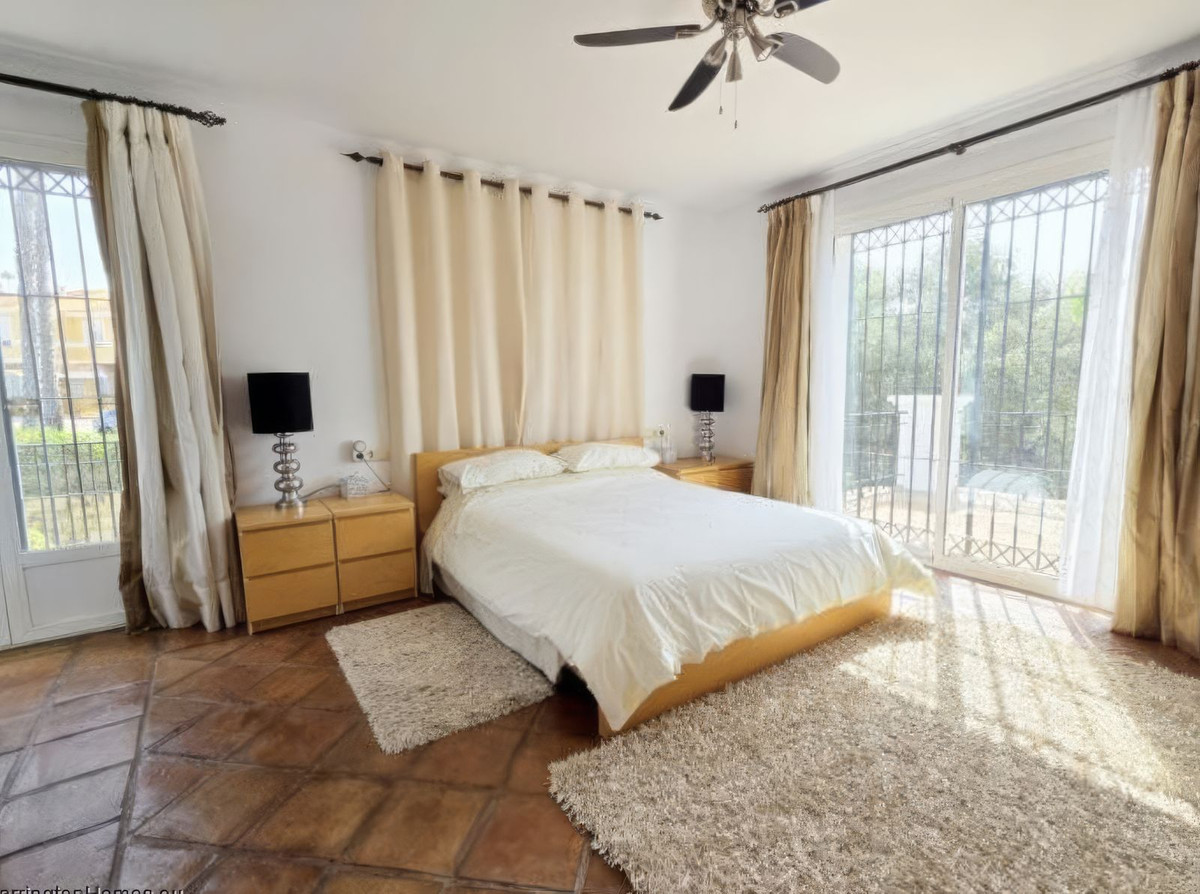 Huis te koop in La Duquesa | 4 slaapkamers H5365837