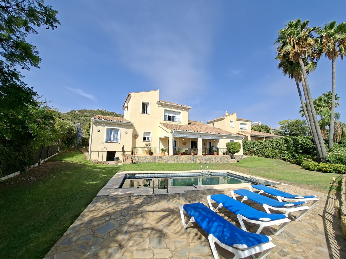 Huis te koop in La Duquesa | 4 slaapkamers H5477326