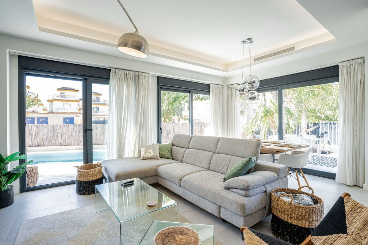 Huis te koop in La Marina | 3 slaapkamers H5245213