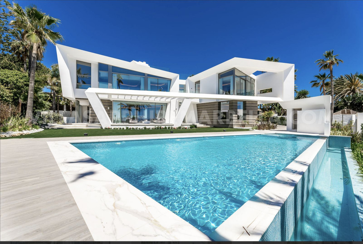 Vrijstaande Villa in Los Monteros-1