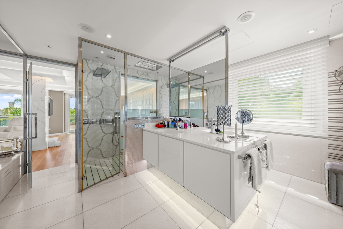 Huis te koop in Los Monteros | 8 slaapkamers H5105767