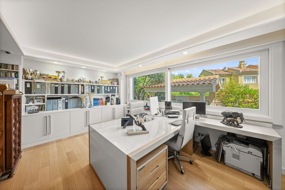 Huis te koop in Los Monteros | 8 slaapkamers H5105767